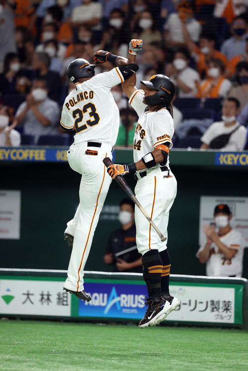 巨人対ヤクルト　4回裏巨人無死、ソロ本塁打を放ったポランコ（左）をジャンピングタッチでウォーカー（撮影・狩俣裕三）