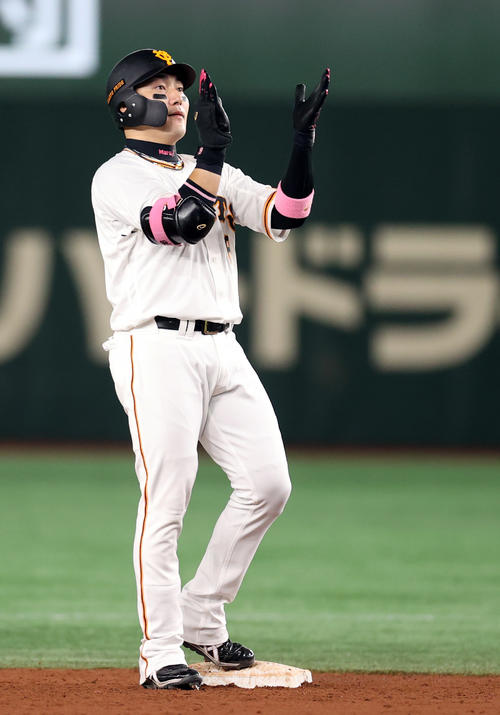 巨人対ヤクルト　3回裏巨人1死一、二塁、適時二塁打を放つ丸（撮影・狩俣裕三）