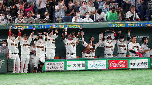 巨人対ヤクルト　3回裏巨人1死一、二塁、丸が適時二塁打を放ち、ベンチで歓喜する選手たち（撮影・江口和貴）