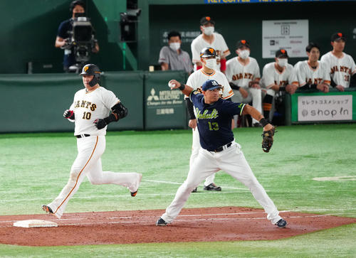 巨人対ヤクルト　3回裏巨人1死二、三塁、中田（左）を遊ゴロとするも、三塁へ悪送球する一塁手オスナ（撮影・江口和貴）