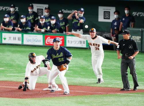 巨人対ヤクルト　3回裏巨人1死二、三塁、中田の遊ゴロで、オスナからの悪送球を三塁手村上（左から2人目）が捕れず、丸の生還を許す（撮影・江口和貴）
