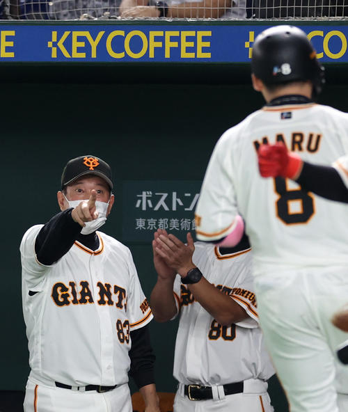 巨人対ヤクルト　3回裏巨人1死二、三塁、中田の遊ゴロで一塁手オスナの悪送球で生還した丸（手前）を指さし迎える原監督（撮影・狩俣裕三）