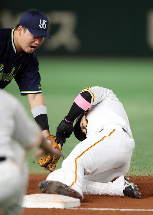 巨人対ヤクルト　3回裏巨人1死二、三塁、中田の遊ゴロの間に三塁へ滑り込み、一塁手オスナの悪送球でそのまま生還する丸（右）。左は村上（撮影・狩俣裕三）