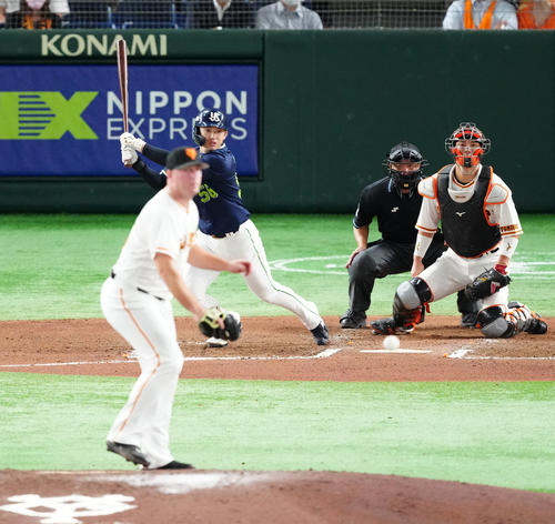 巨人対ヤクルト　6回表ヤクルト1死三塁、中前適時打を放つ長岡。投手クロール（撮影・江口和貴）