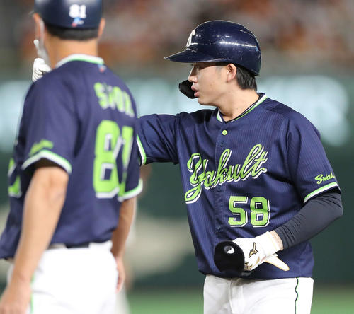 巨人体ヤクルト　6回表ヤクルト1死二塁、中前適時打を放ち出塁する長岡（撮影・河田真司）