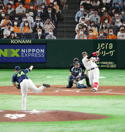 巨人対ヤクルト　6回裏巨人1死、左越えソロ本塁打を放つ岡本和。投手大西（撮影・江口和貴）