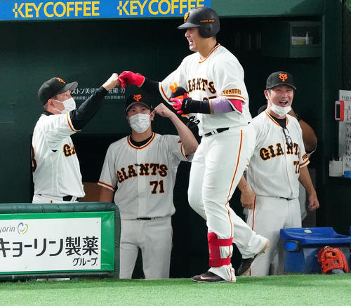 巨人対ヤクルト　6回裏巨人1死、左越えソロ本塁打を放ち、原監督（左）とタッチを交わす岡本和（撮影・江口和貴）