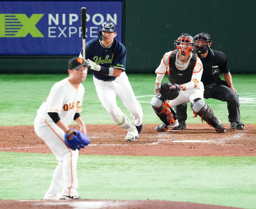 巨人対ヤクルト　5回表ヤクルト1死一塁、二ゴロに倒れる村上。投手今村（撮影・江口和貴）