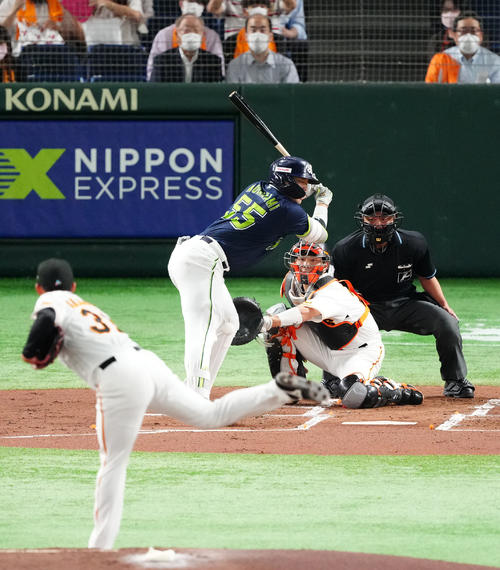 巨人対ヤクルト　1回表ヤクルト1死二塁、死球を受ける村上。投手赤星（撮影・江口和貴）