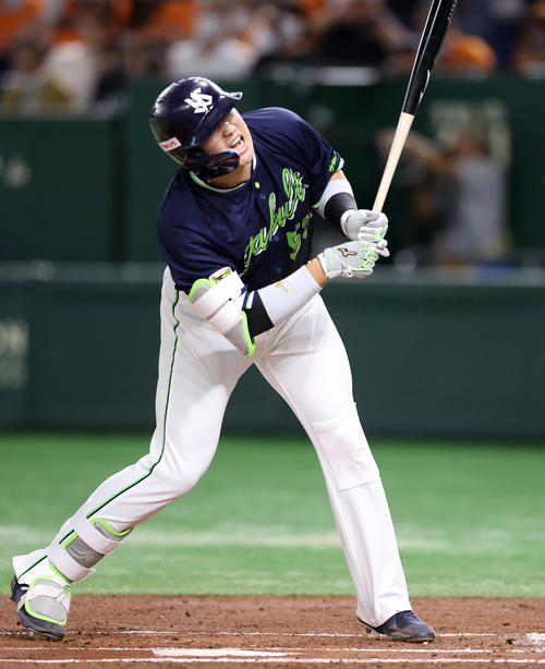 巨人対ヤクルト　1回表ヤクルト1死二塁、死球を受ける村上（撮影・狩俣裕三）