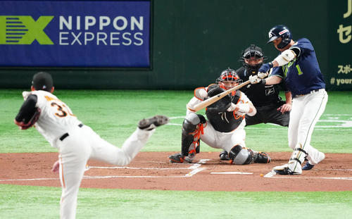 巨人対ヤクルト　1回表ヤクルト1死三塁、先制適時二塁打を放つ山田。投手赤星（撮影・江口和貴）