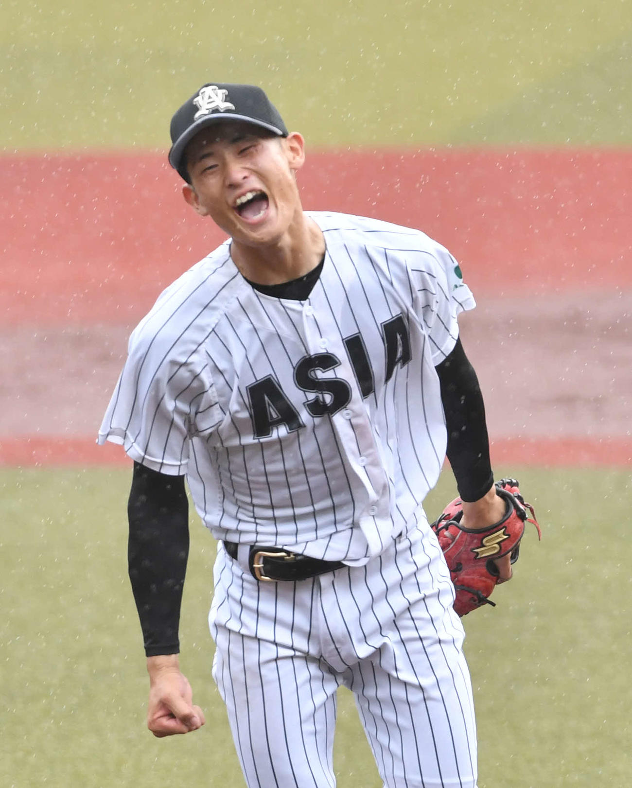 中大対亜大　3安打完封勝利を挙げ喜ぶ亜大・草加（撮影・柴田隆二）