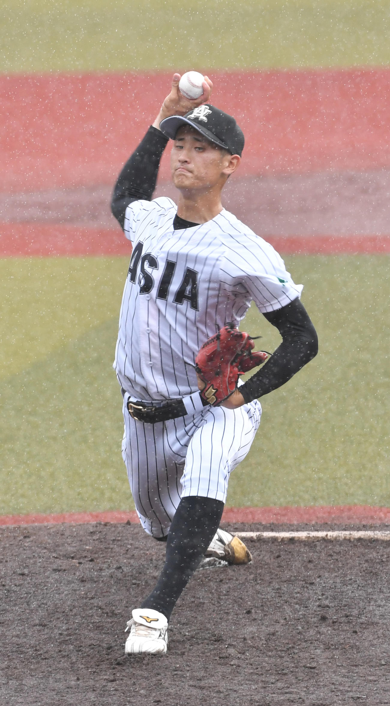 中大対亜大　3安打完封勝利を挙げた亜大・草加（撮影・柴田隆二）