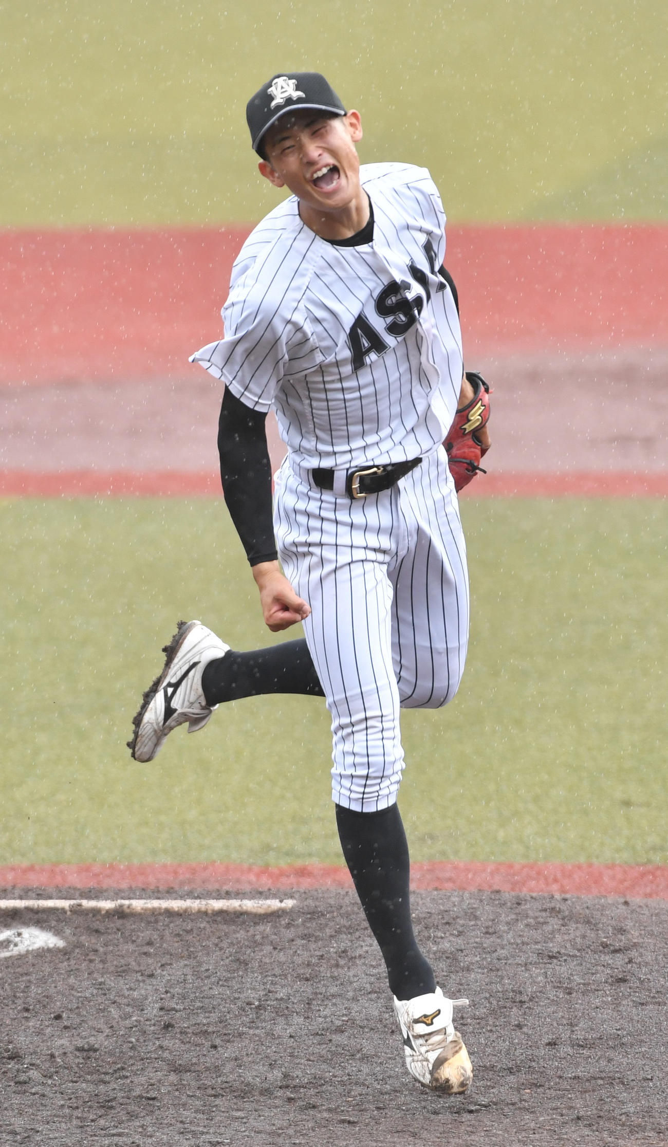 中大対亜大　3安打完封勝利を挙げ喜ぶ亜大・草加（撮影・柴田隆二）