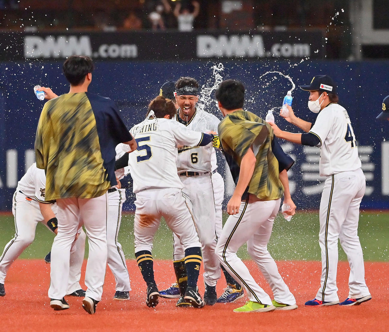 オリックス対ソフトバンク　10回裏オリックス2死満塁、中前にサヨナラ適時打を放った宗はナインから祝福を受ける（撮影・和賀正仁）
