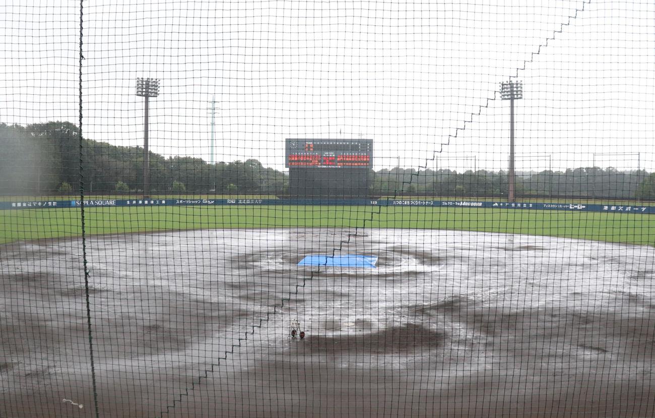 創価大対流通経大　TOKIWAスタジアム龍ケ崎は降雨のため、グラウンド上に水たまりが浮かぶ（撮影・阿部泰斉）