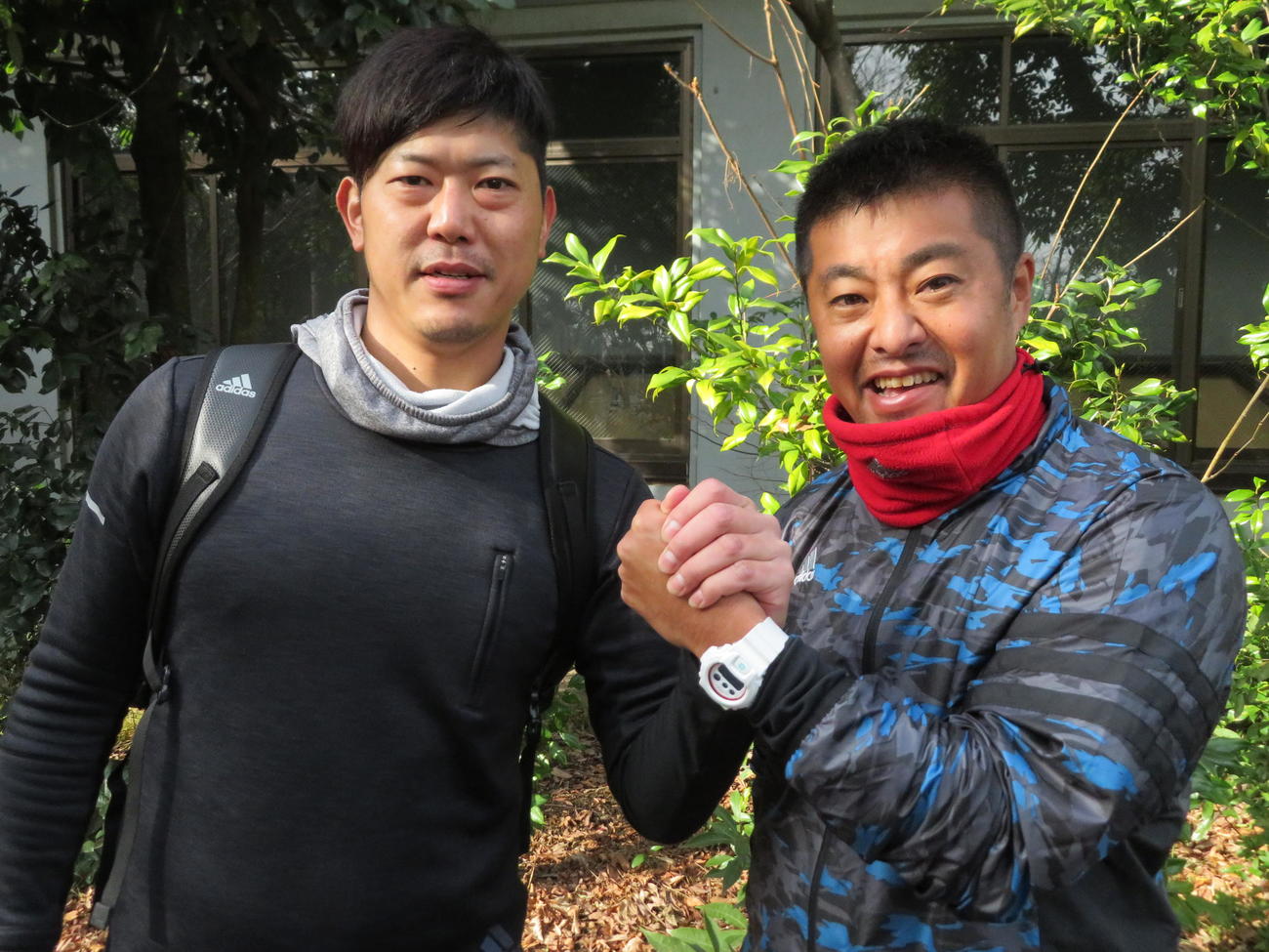 自主トレを打ち上げ、ガッチリと手を握る西武内海（左）と個人トレーナーの保田氏（2018年12月26日撮影）