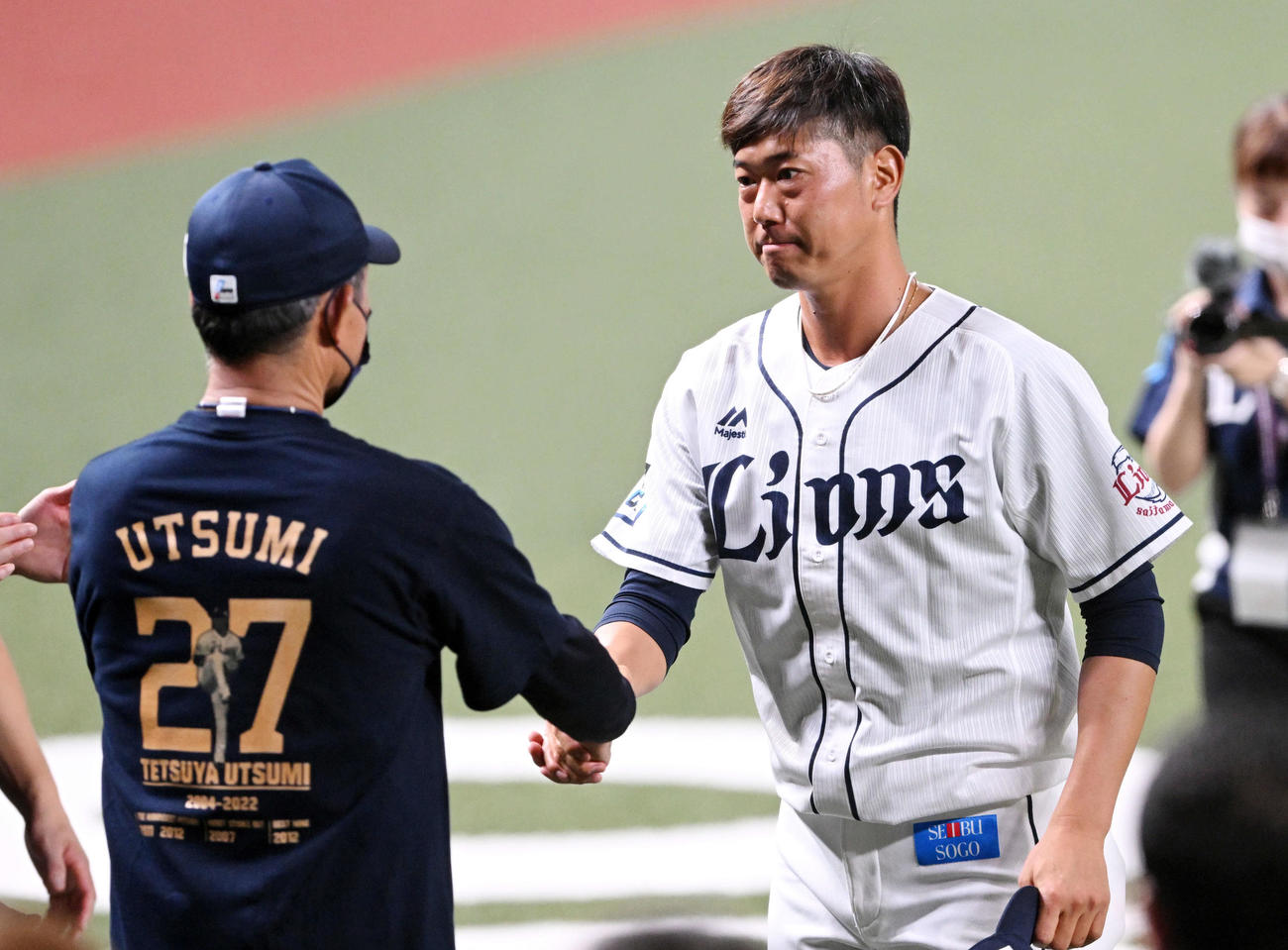 西武対楽天　引退セレモニーで西武内海（右）は辻監督と握手を交わす（撮影・滝沢徹郎）