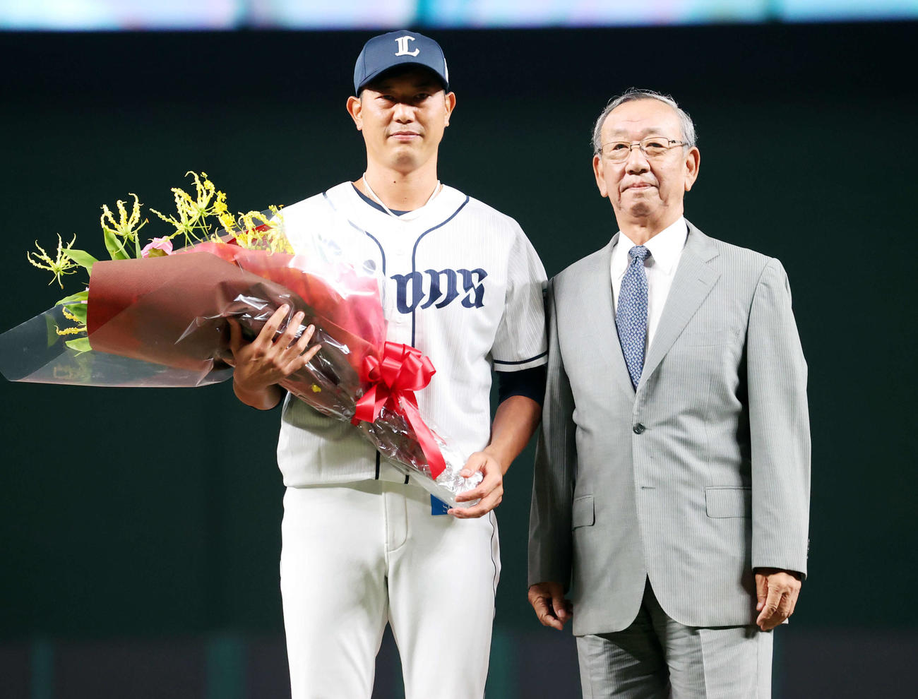 西武内海（左）の引退セレモニーには堀内恒夫氏が花束贈呈で登場（撮影・浅見桂子）