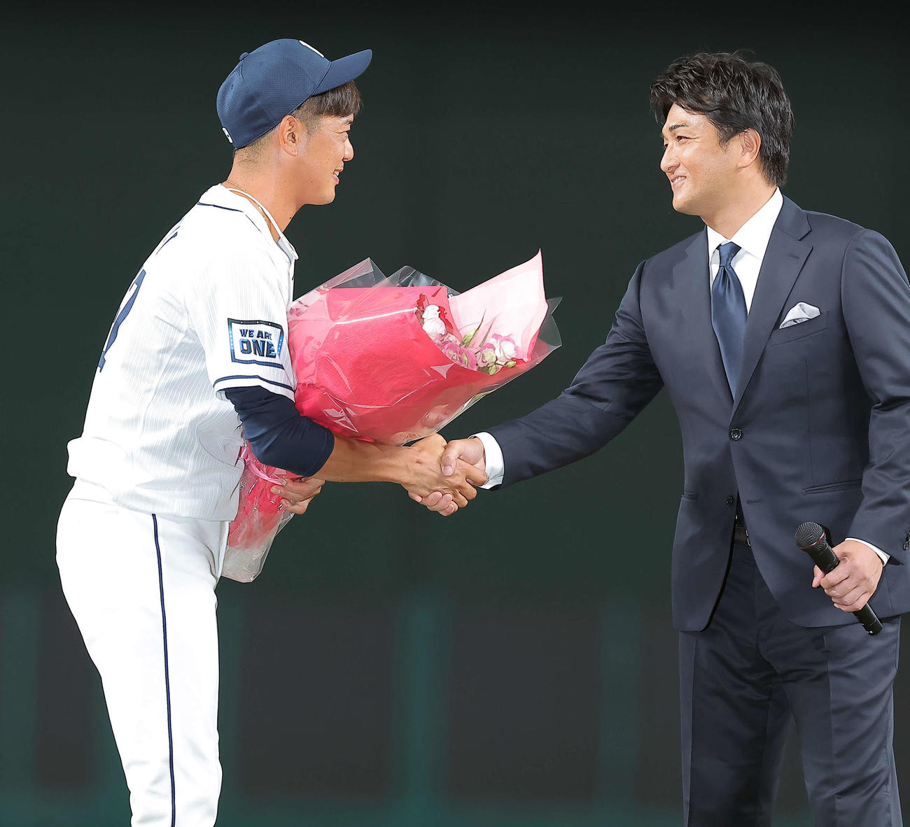西武対楽天　西武内海（左）の引退セレモニーに高橋由伸氏が花束贈呈で登場（撮影・浅見桂子）