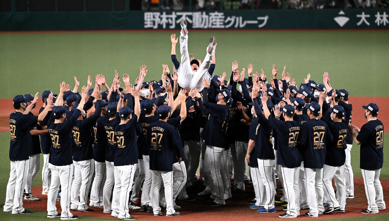 西武対楽天　引退セレモニーを終え胴上げされる西武内海（撮影・滝沢徹郎）