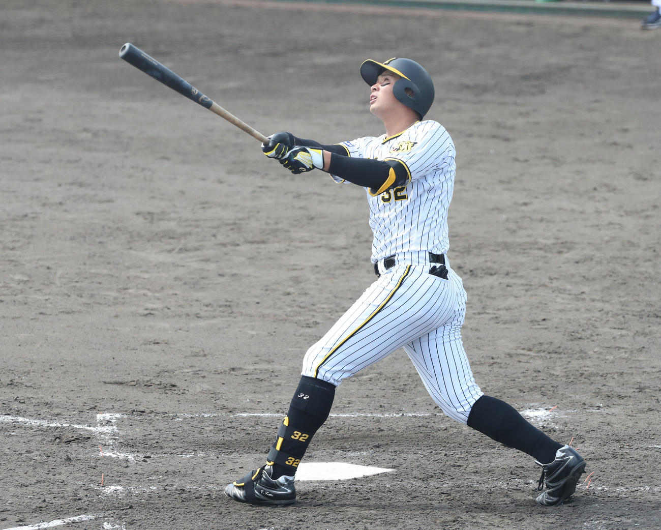 ウエスタン・リーグ阪神対オリックス　3回裏阪神2死、井上は左越え本塁打を放つ（撮影・白石智彦）