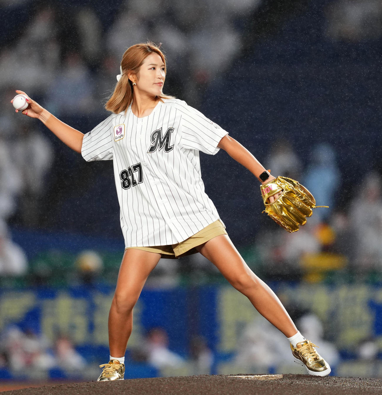 ロッテ対オリックス　ファーストピッチセレモニーに登場した女子プロゴルファーの大西葵（撮影・横山健太）