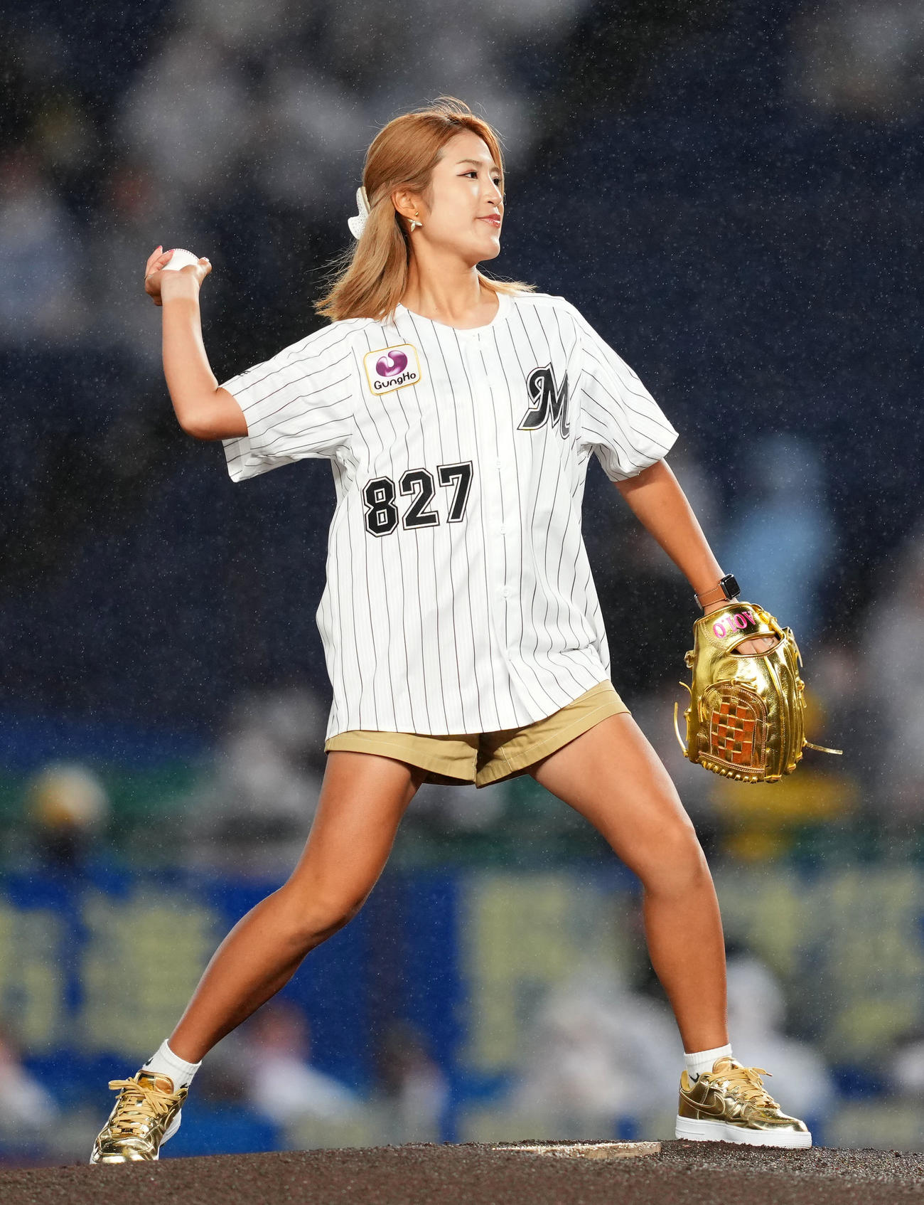 ロッテ対オリックス　ファーストピッチセレモニーに登場した女子プロゴルファーの大西葵（撮影・横山健太）
