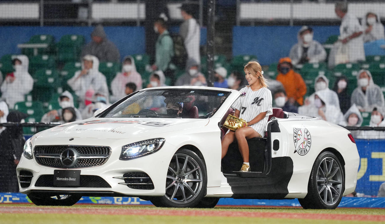 ロッテ対オリックス　ファーストピッチセレモニーに登場した女子プロゴルファーの大西葵（撮影・横山健太）