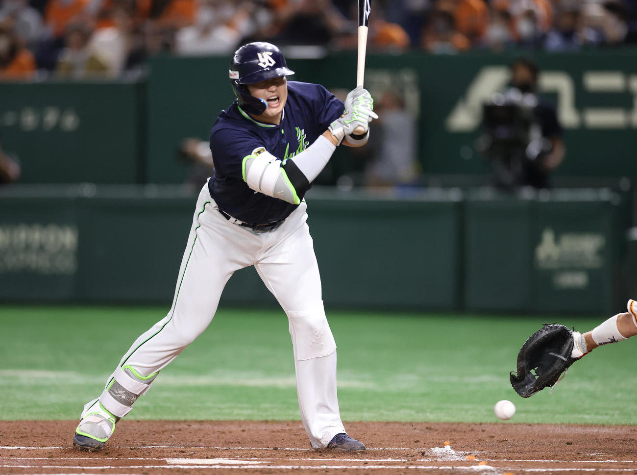 巨人対ヤクルト　1回表ヤクルト1死二塁、死球を受ける村上（撮影・狩俣裕三）