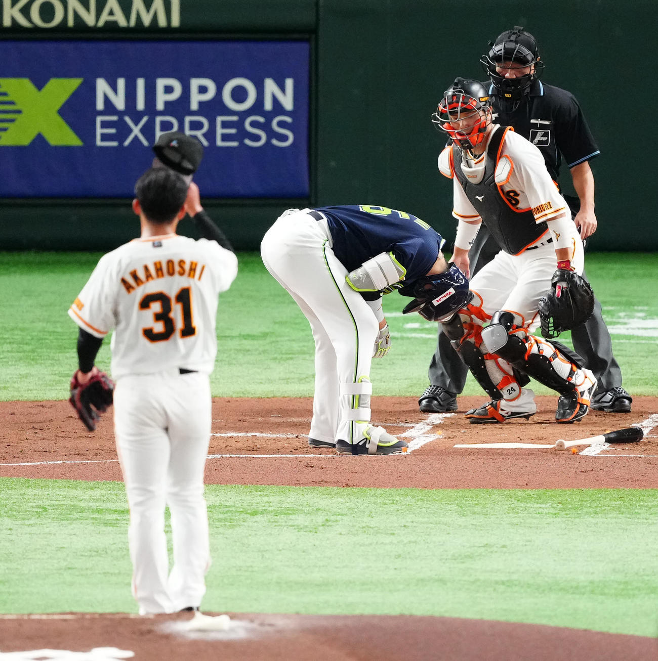 巨人対ヤクルト　1回表ヤクルト1死二塁、死球を受けた村上。投手赤星（撮影・江口和貴）