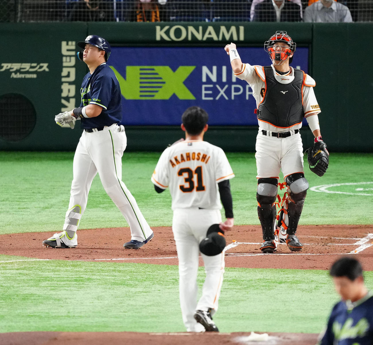 巨人対ヤクルト　1回表ヤクルト1死二塁、死球を受けた村上（左）。投手赤星（撮影・江口和貴）