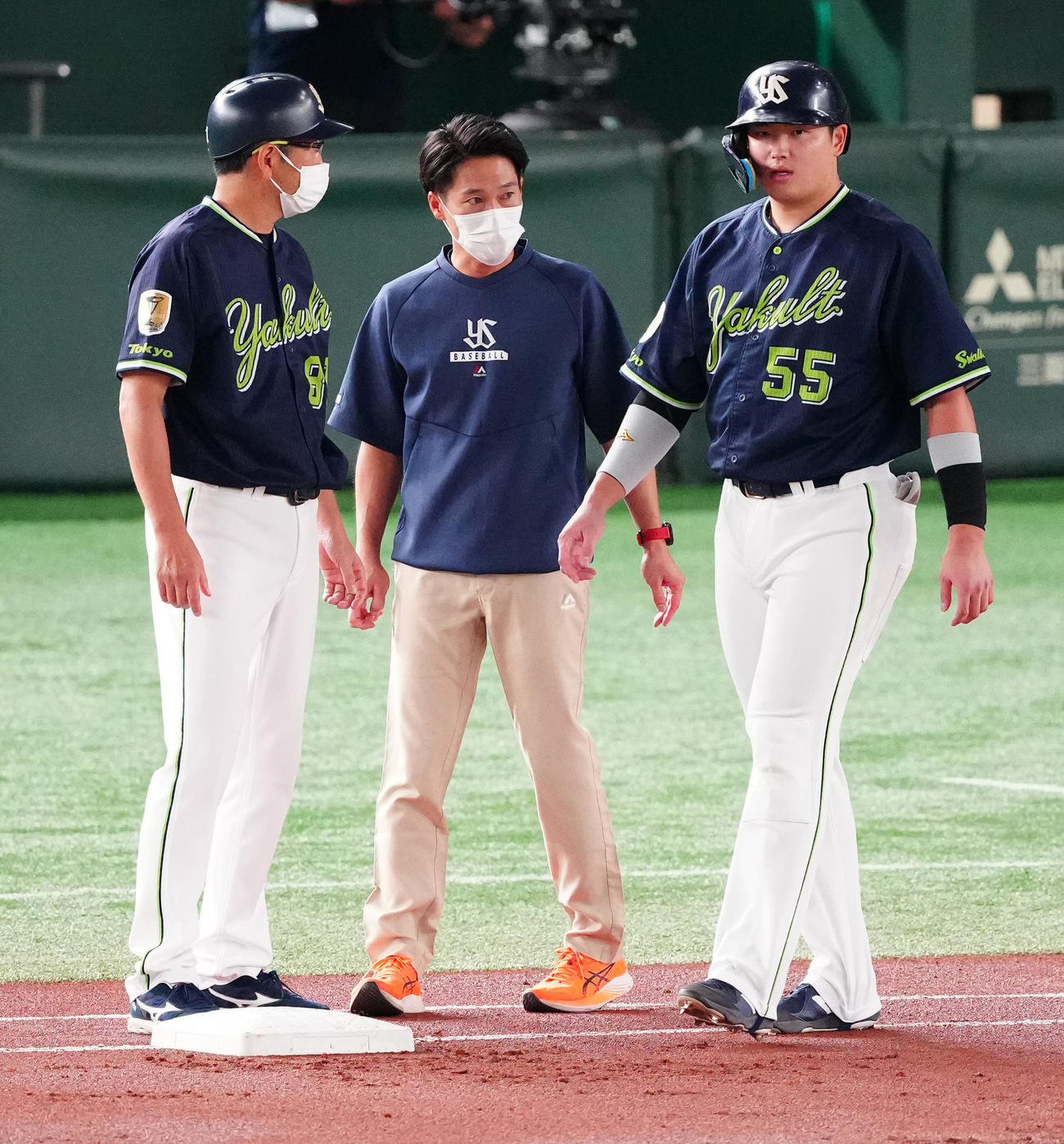 巨人対ヤクルト　1回表ヤクルト1死二塁、死球を受けた村上（右）（撮影・江口和貴）