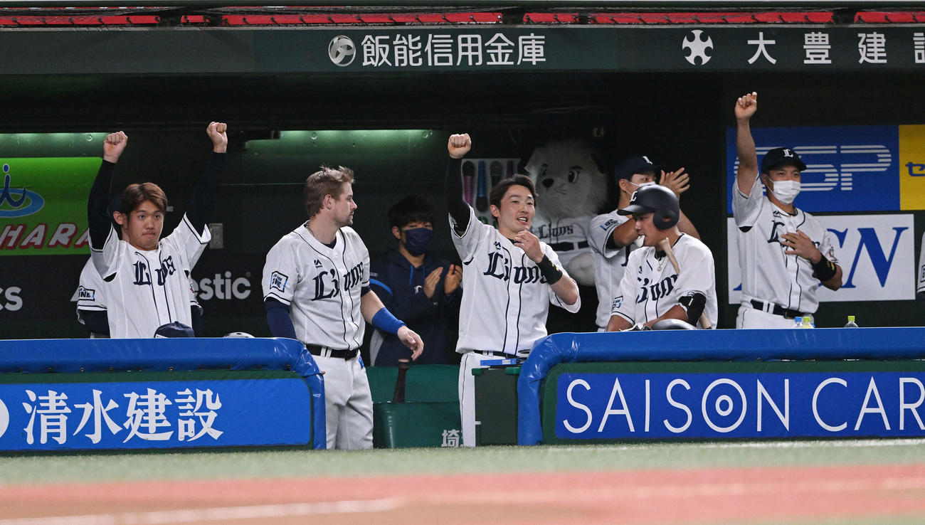 西武対楽天　1回裏西武2死三塁、山川の先制の中前適時打に盛り上がる源田（手前左から3人目）ら（撮影・滝沢徹郎）