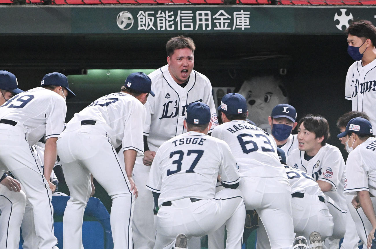 西武対楽天　試合前の円陣で声出しする西武山川（中央）（撮影・滝沢徹郎）