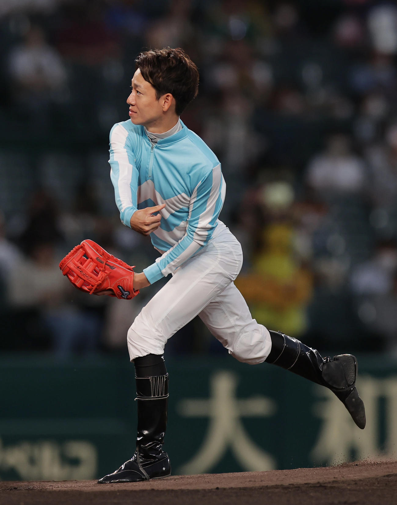 阪神対DeNA　始球式で投球する騎手の松山弘平（撮影・前田充）