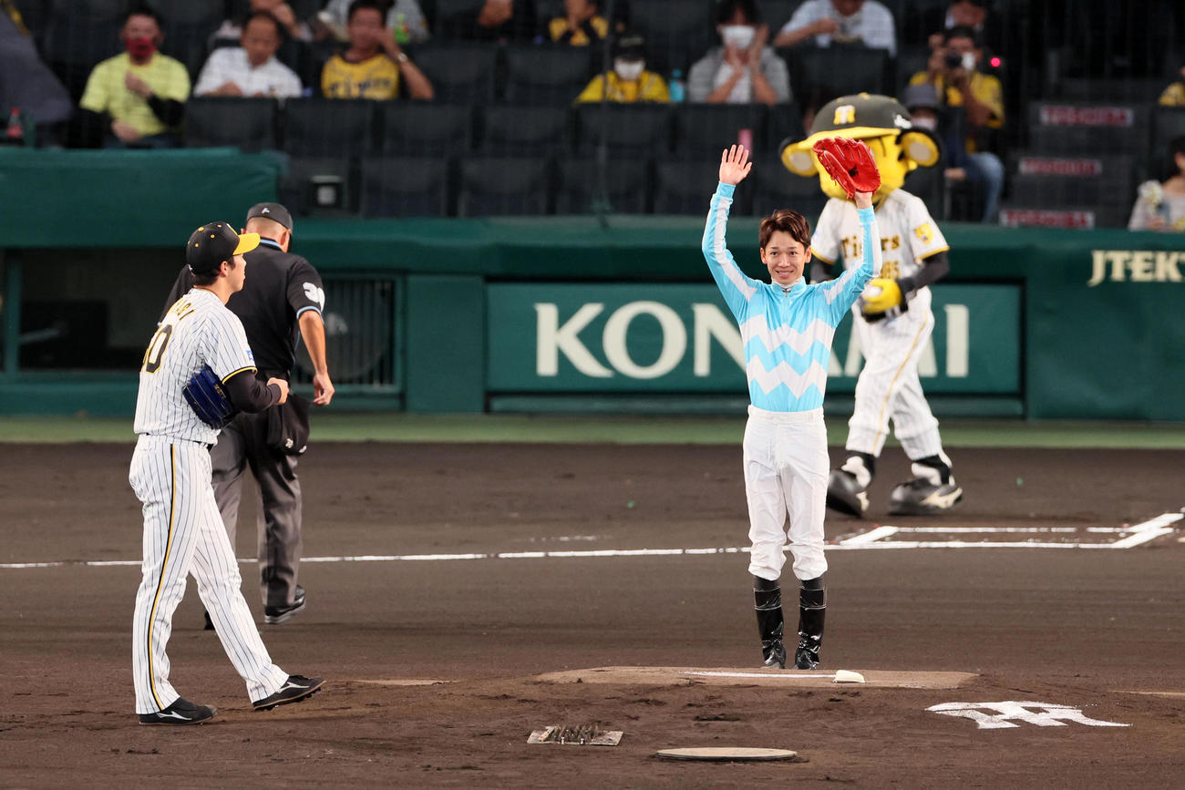 阪神対DeNA　始球式を行った松山弘平騎手（撮影・加藤哉）