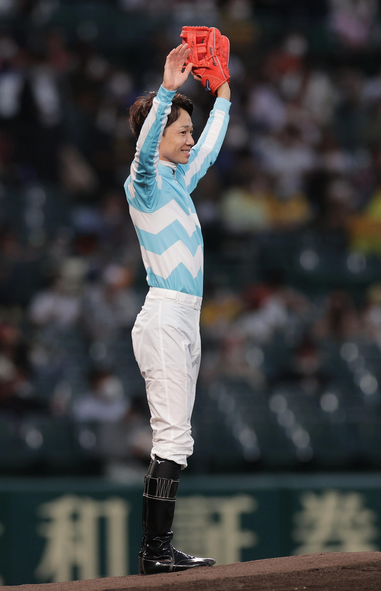 阪神対DeNA　始球式を務めた騎手の松山弘平（撮影・前田充）