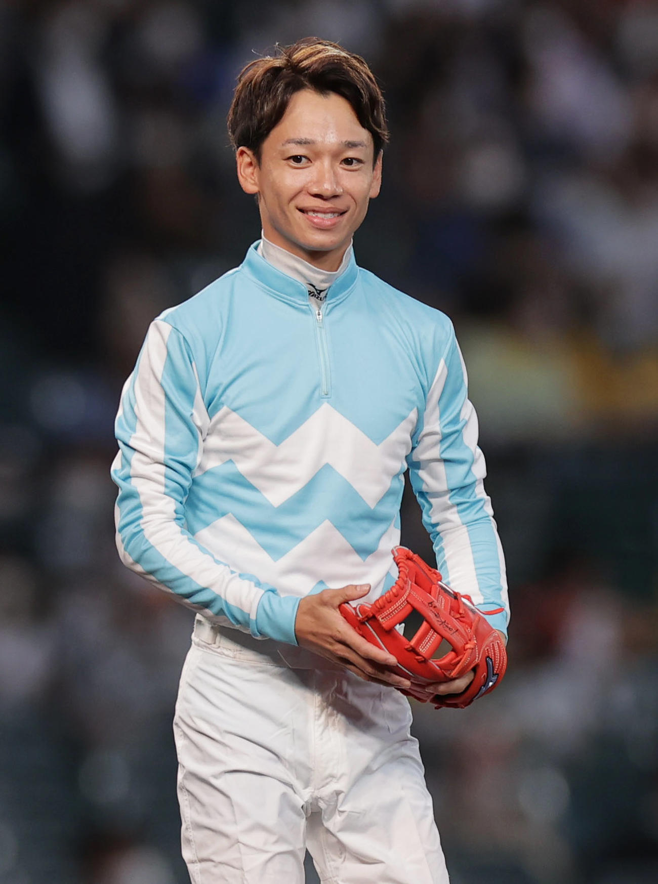 阪神対DeNA　始球式を務めた騎手の松山弘平（撮影・前田充）