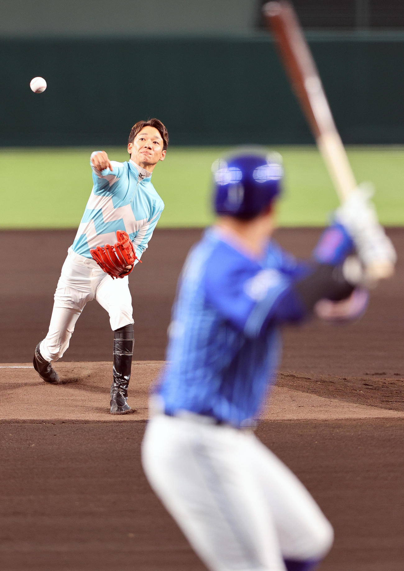 阪神対DeNA　始球式で投球する騎手の松山弘平（撮影・上山淳一）