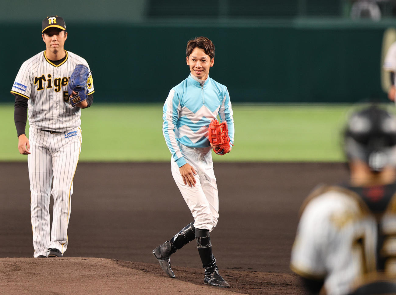 阪神対DeNA　松山弘平騎手（中央）は始球式を終え笑顔を見せる。左は阪神青柳（撮影・上山淳一）