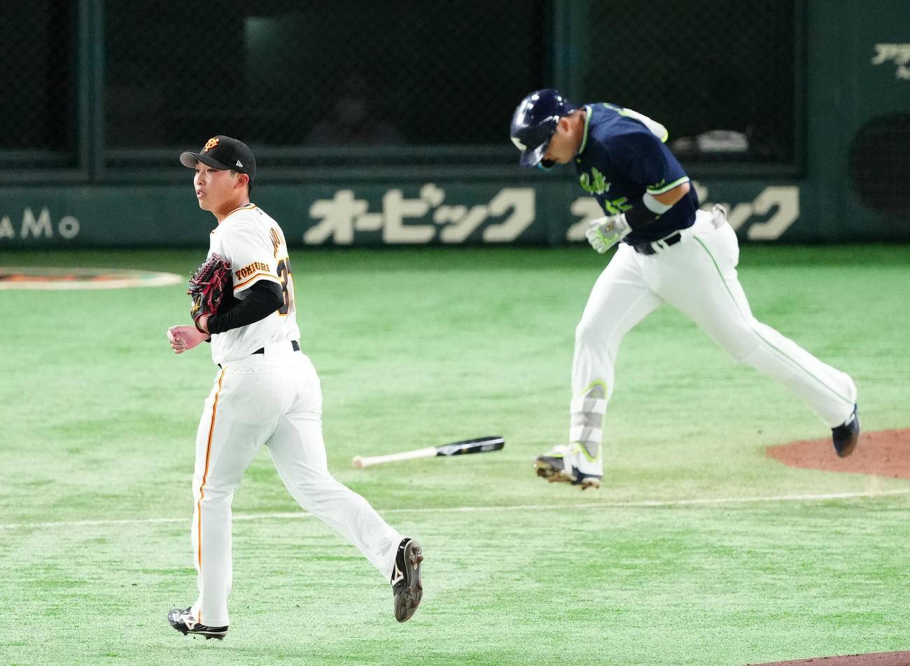 巨人対ヤクルト　3回表ヤクルト無死二塁、村上（右）を二ゴロに仕留める赤星（撮影・江口和貴）