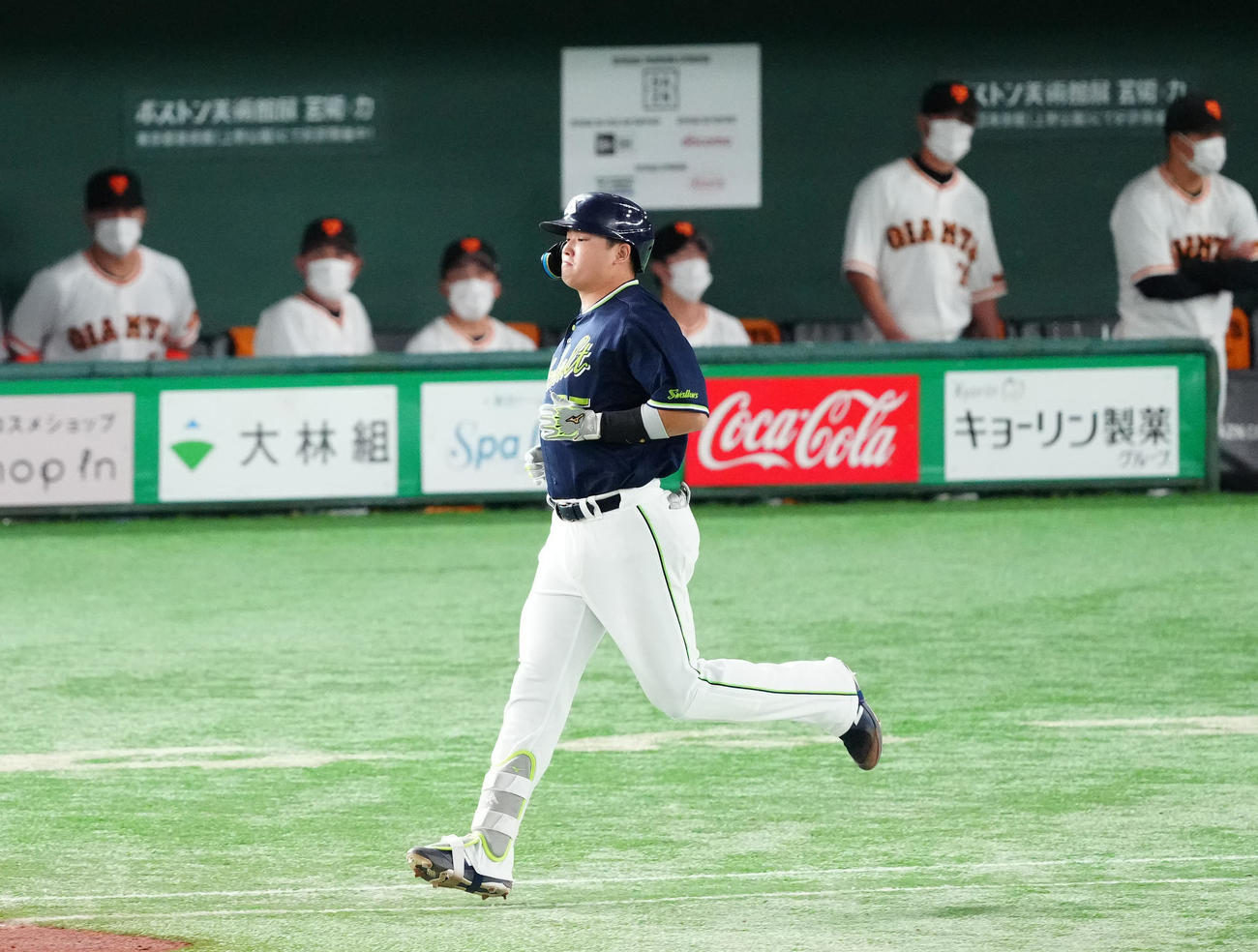巨人対ヤクルト　3回表ヤクルト無死二塁、二ゴロに倒れた村上（撮影・江口和貴）