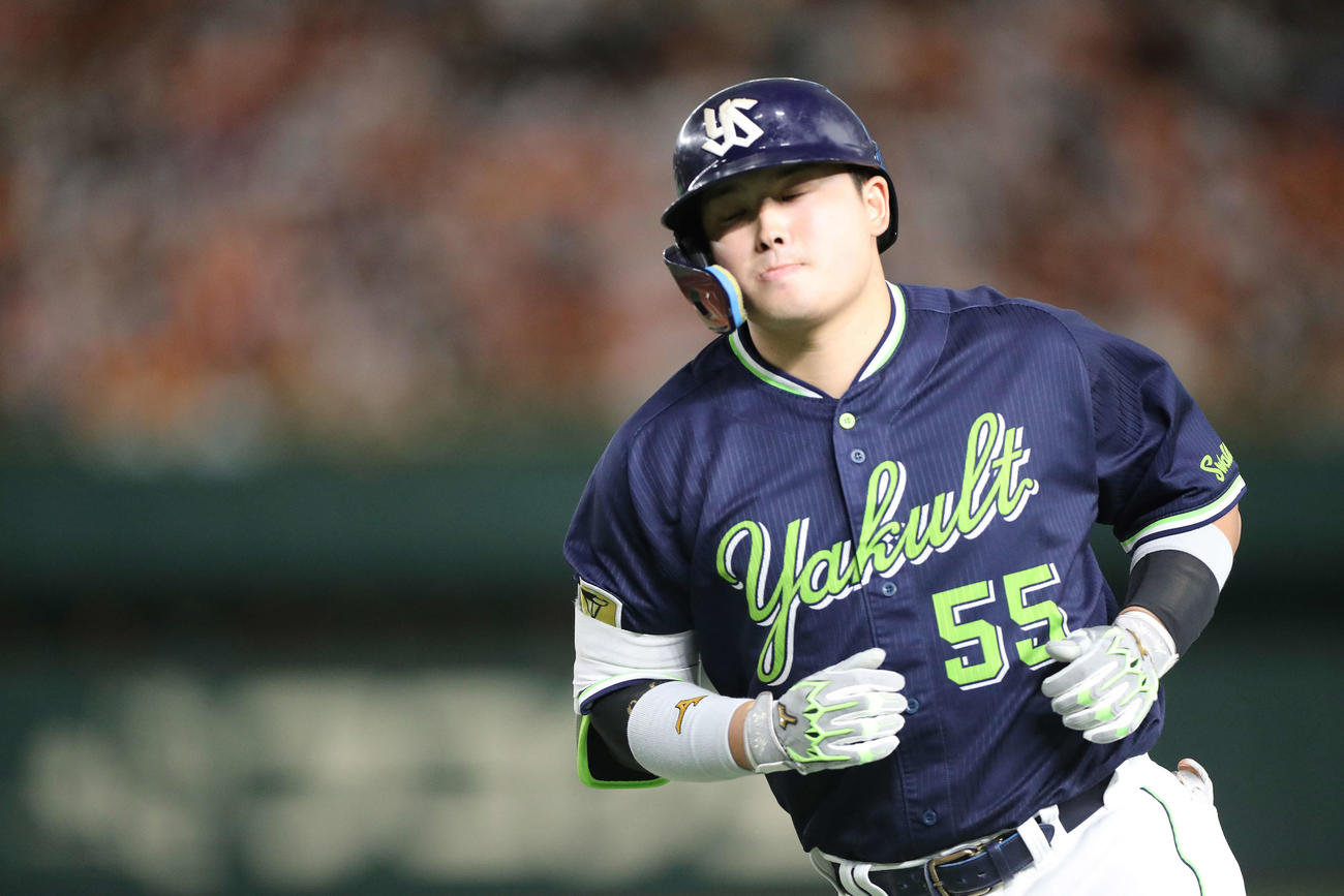 巨人対ヤクルト　3回表ヤクルト無死二塁、二ゴロに倒れ浮かない表情の村上（撮影・河田真司）
