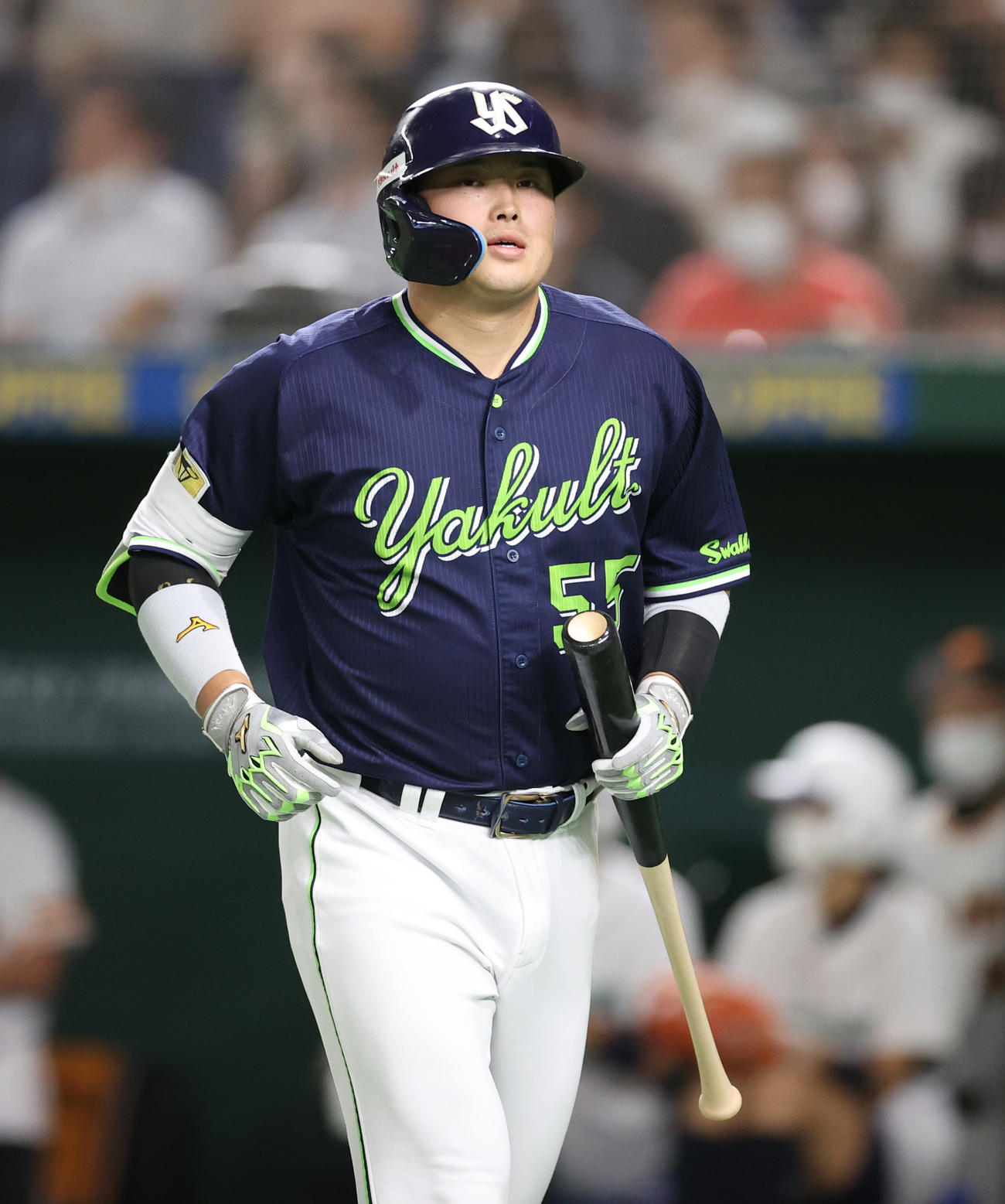 巨人対ヤクルト　3回表ヤクルト無死二塁、二ゴロに打ち取られる村上（撮影・狩俣裕三）
