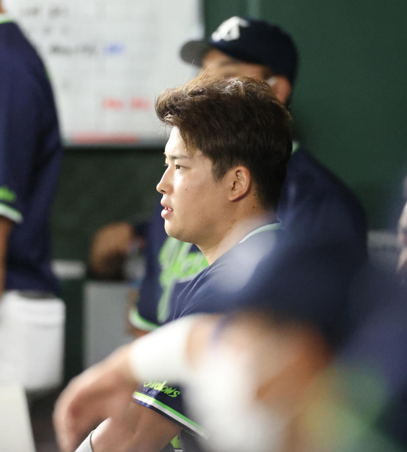 巨人対ヤクルト　3回表ヤクルト無死二塁、二ゴロに打ち取られる村上（撮影・狩俣裕三）