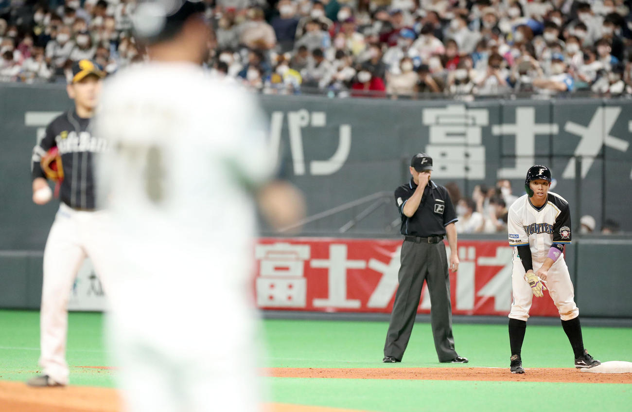 日本ハム対ソフトバンク　6回裏日本ハム無死、石川（左）から左前打を放つ宇佐見（撮影・佐藤翔太）