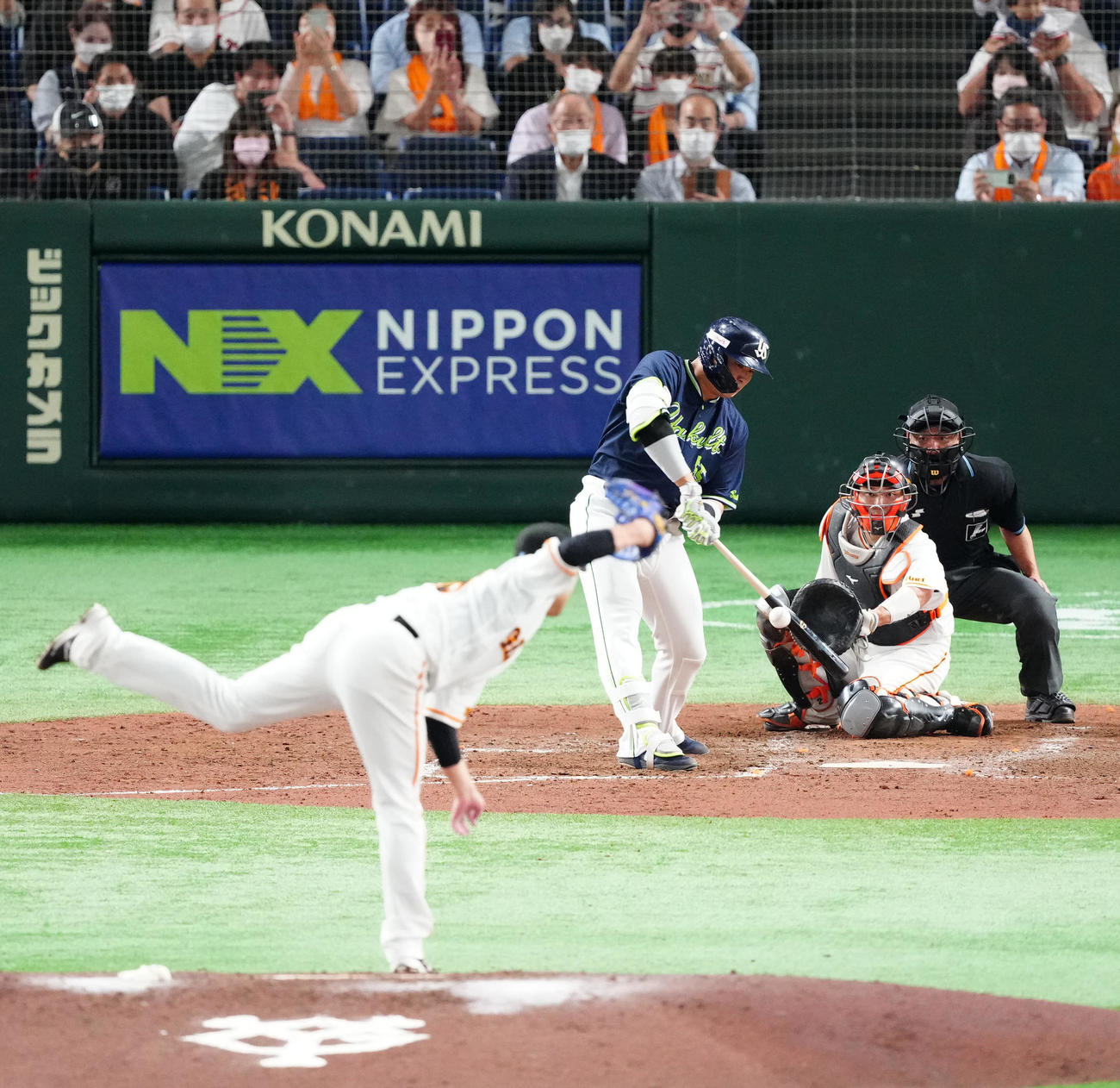 巨人対ヤクルト　5回表ヤクルト1死一塁、二ゴロに倒れる村上。投手今村（撮影・江口和貴）
