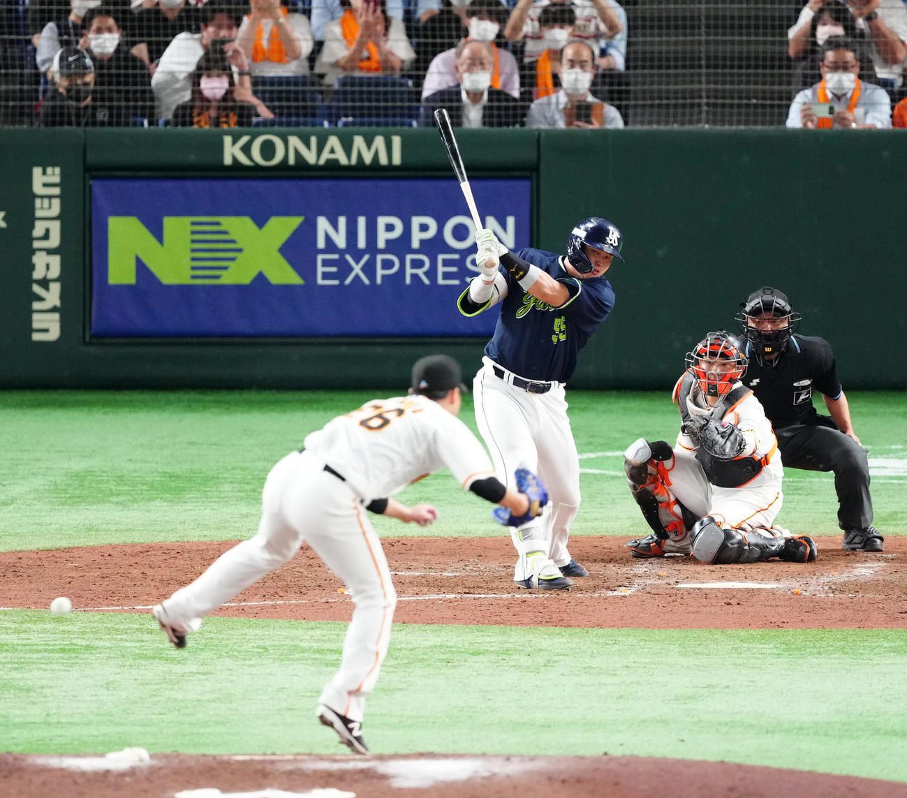 巨人対ヤクルト　5回表ヤクルト1死一塁、二ゴロに倒れる村上。投手今村（撮影・江口和貴）