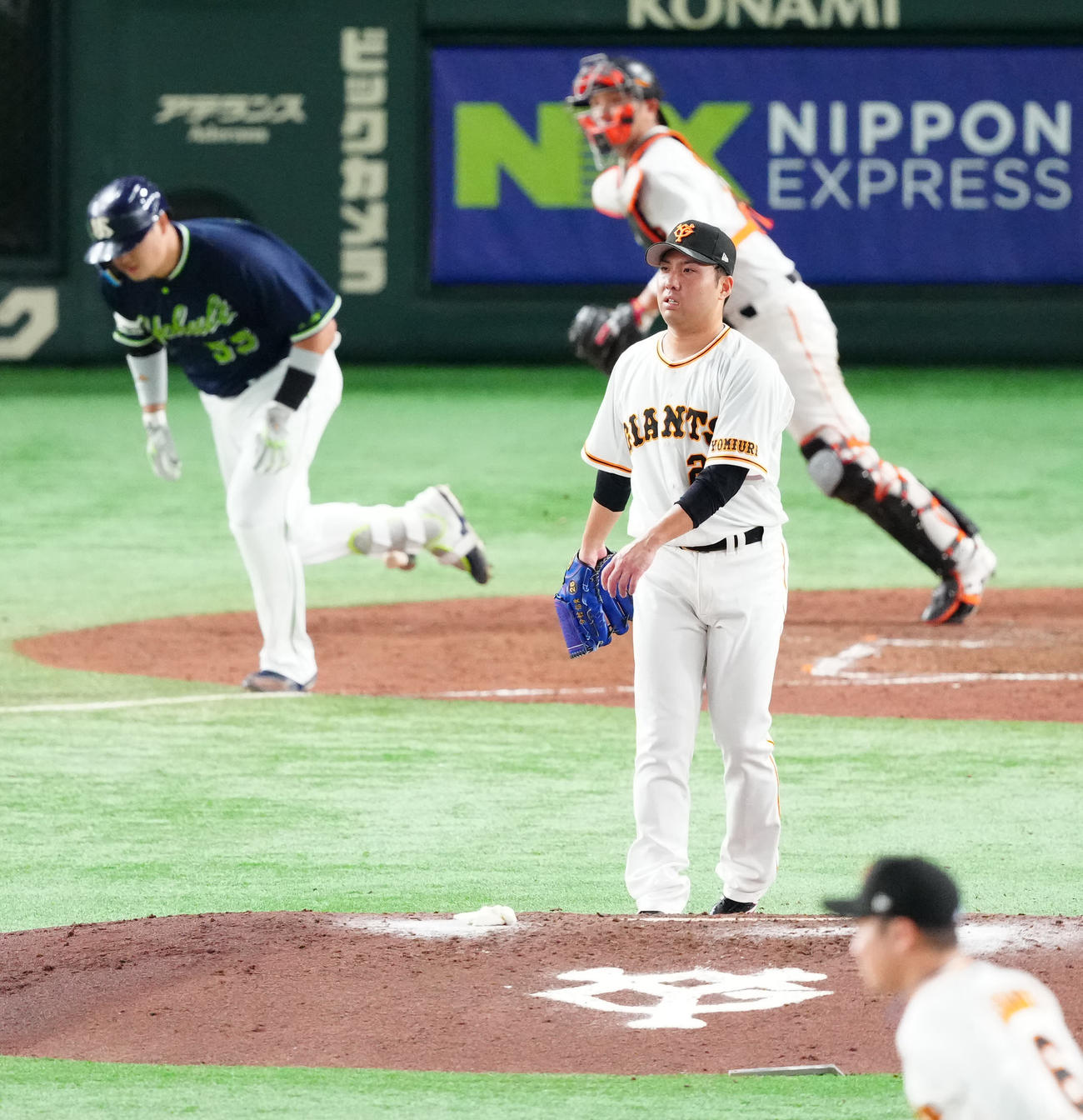 巨人対ヤクルト　5回表ヤクルト1死一塁、村上（後方左）を二ゴロに仕留める今村（撮影・江口和貴）